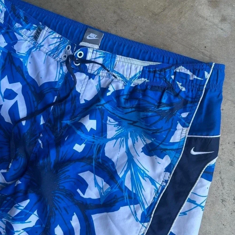 Vintage 2000s Nike blue floral swim trunks size L